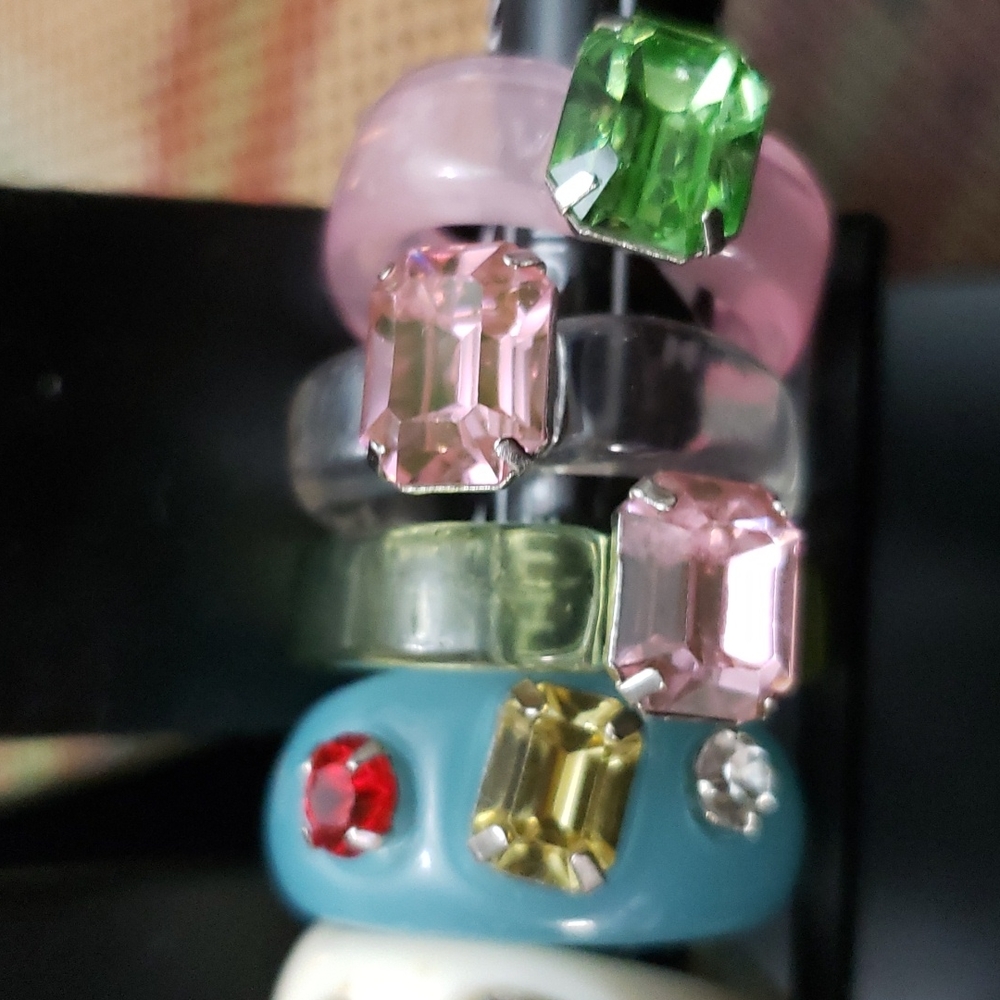 8 Plastic Costume Rings - Picture 4 of 10